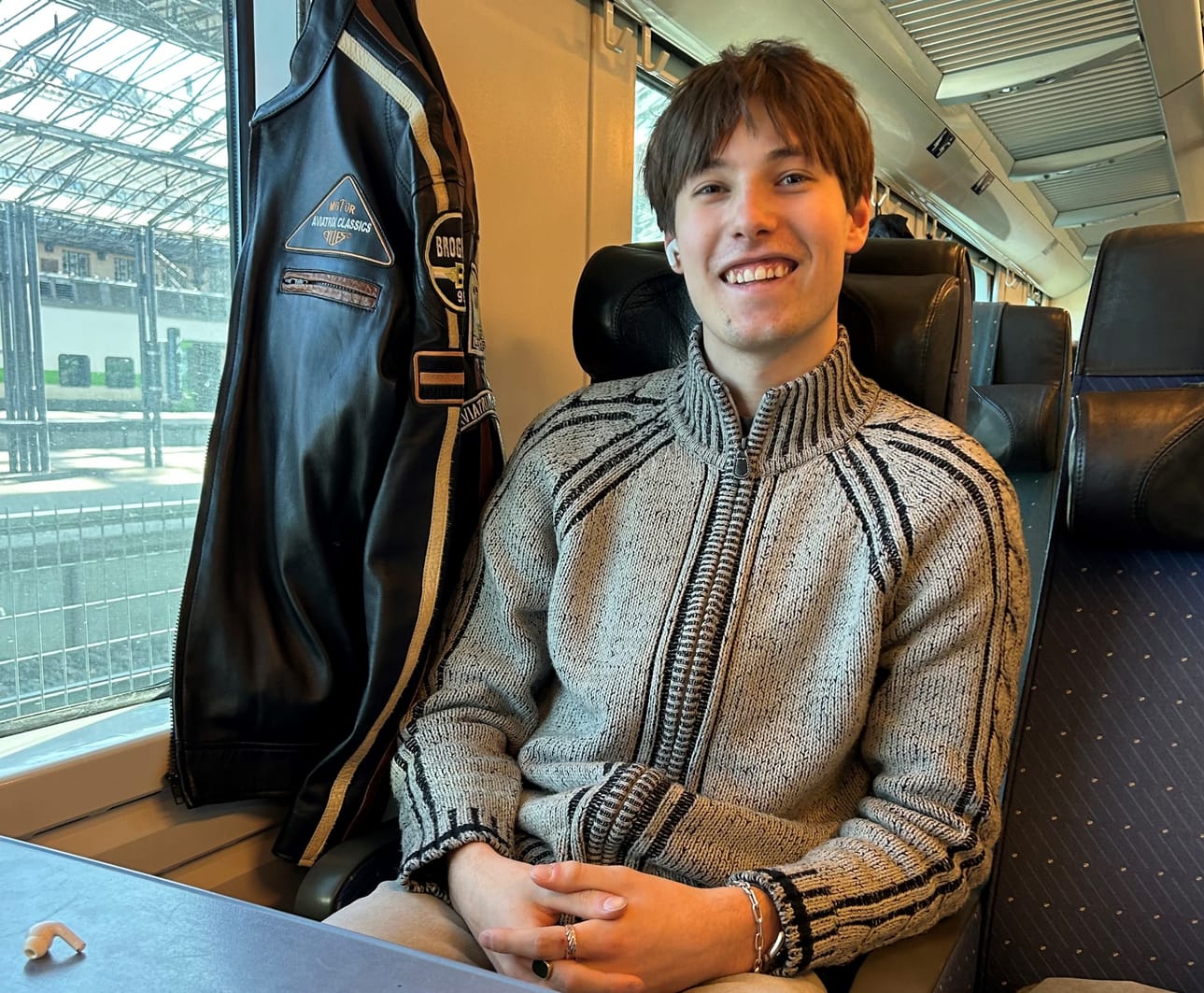 Max Alcenius matkustaa viikoittain junalla, koska tyttöystävä asuu eri paikkakunnalla. Hän on tyytyväinen junayhteyksiin ja verkkoon. Kuva: Marjo Oikarinen