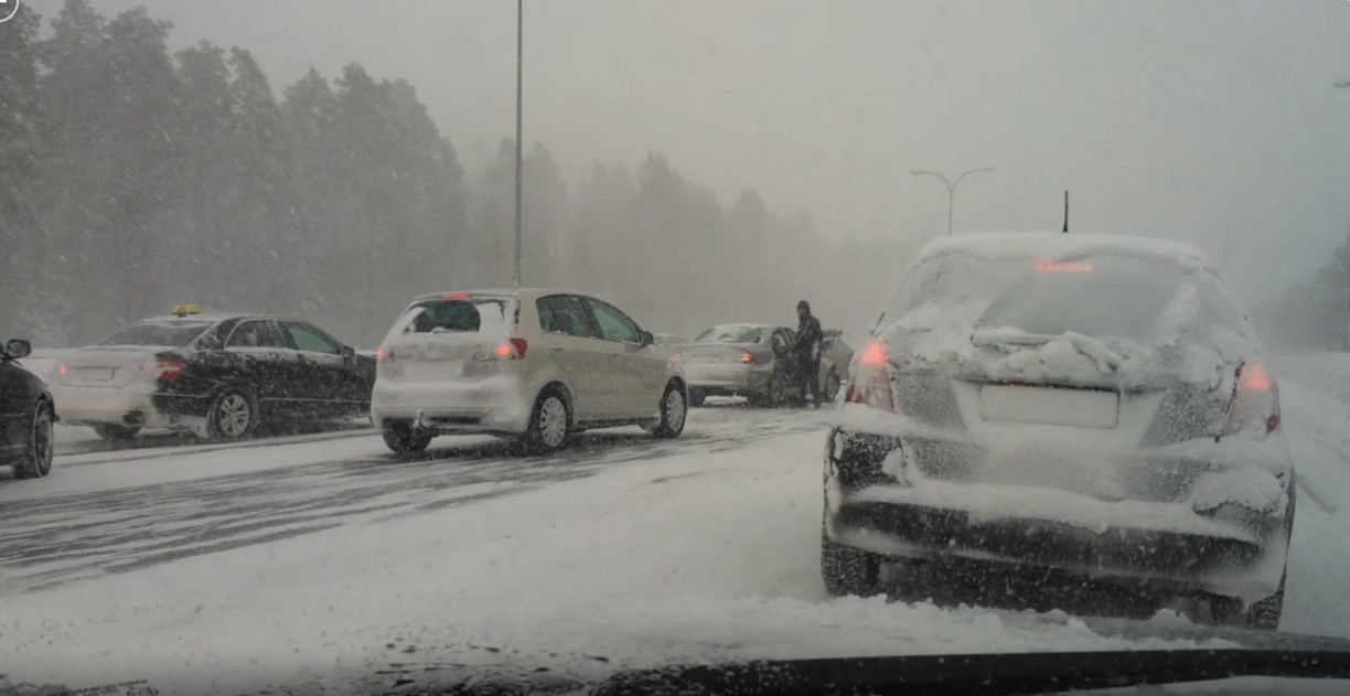Lukijat kuvasivat liikennekaaosta