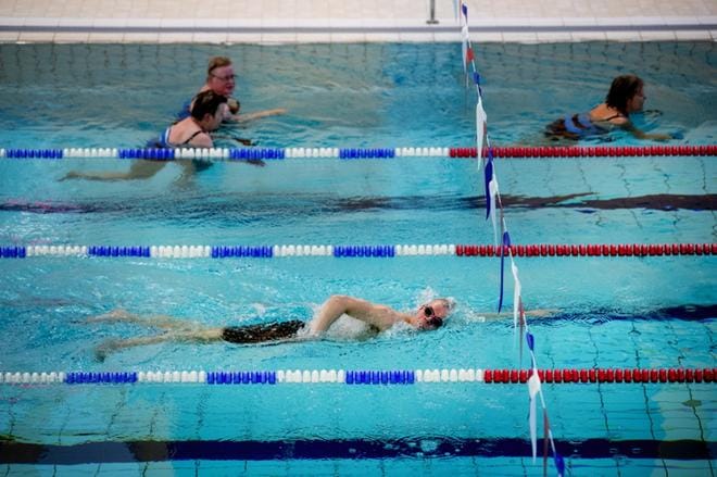 Triathlonisti Perttu Tavast harjoittelee Seinäjoen uimahallissa uintia pari kolme kertaa viikossa. Hän kaipaisi halliin monien uimareiden tapaan 50 metrin mittaista rataa.KUVAT JAAKKO ELENIUS