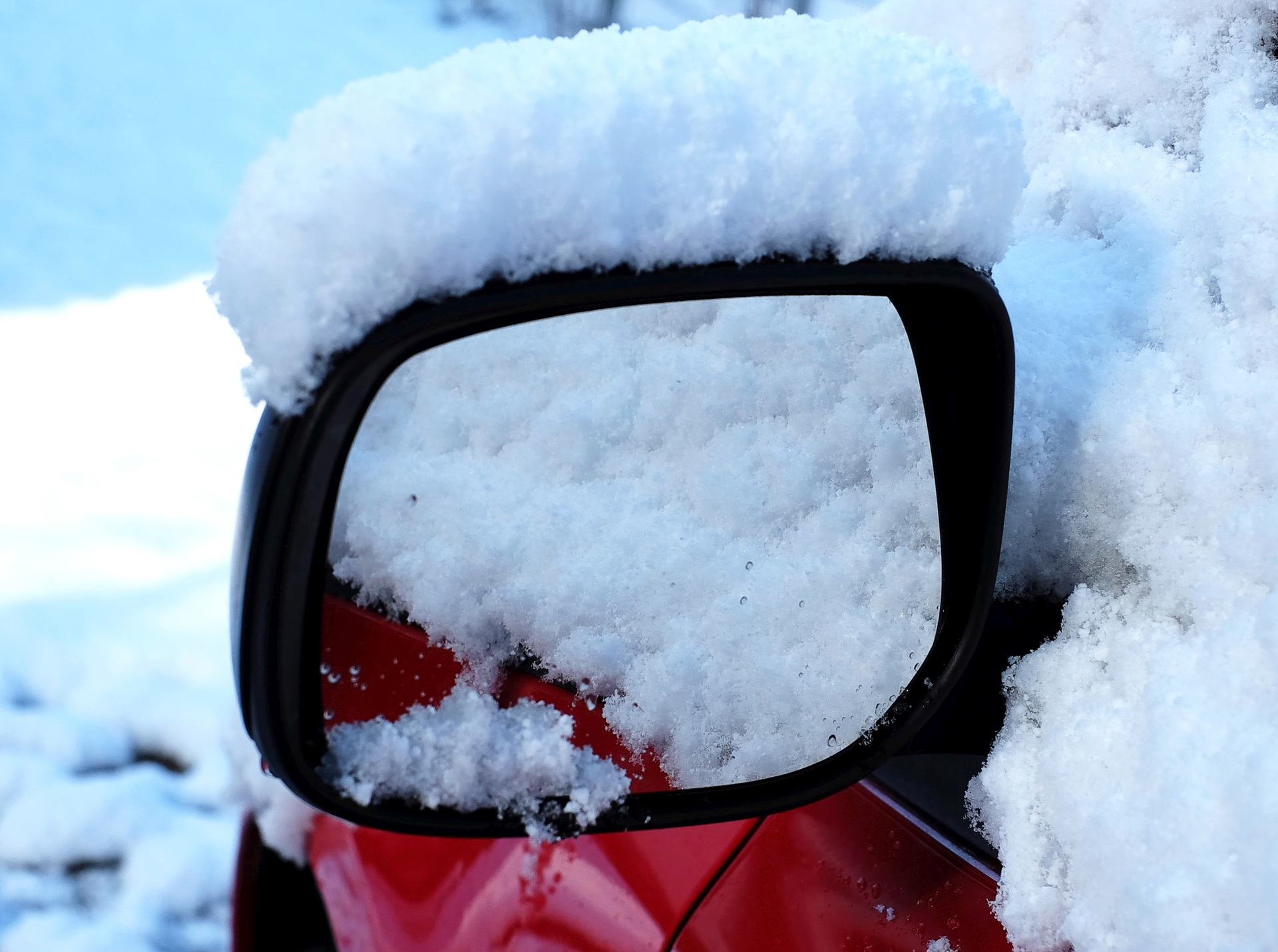 Uusissa autoissa on peilien sähkölämmitys, mutta muut lasit on syytä puhdistaa.
