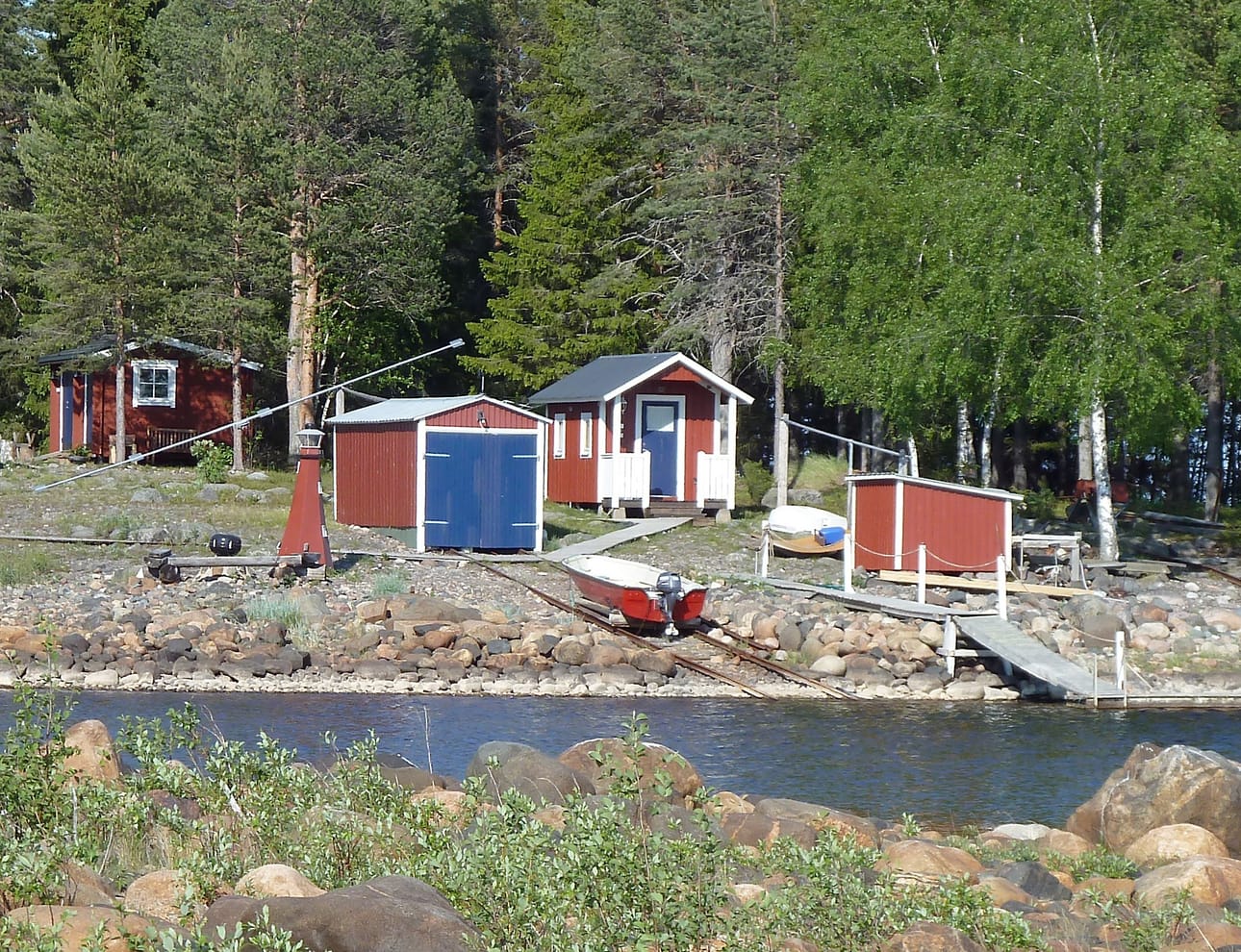Mökkeily ja kotimaan matkailu pitävät pintansa suomalaisten kesäsuunnitelmissa.