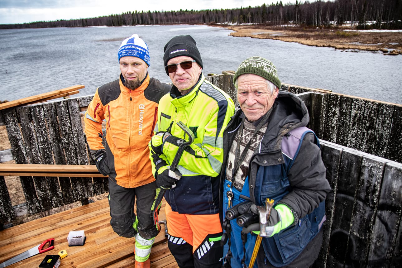 Antti Lehtoaho, Jukka Myllylä, Matti Komulainen ja muut Kuusamon lintukerholaiset ovat vastuussa kahden lintutornin huollosta. Loput ovat esimerkiksi kaupungin ja kyläseurojen heiniä.