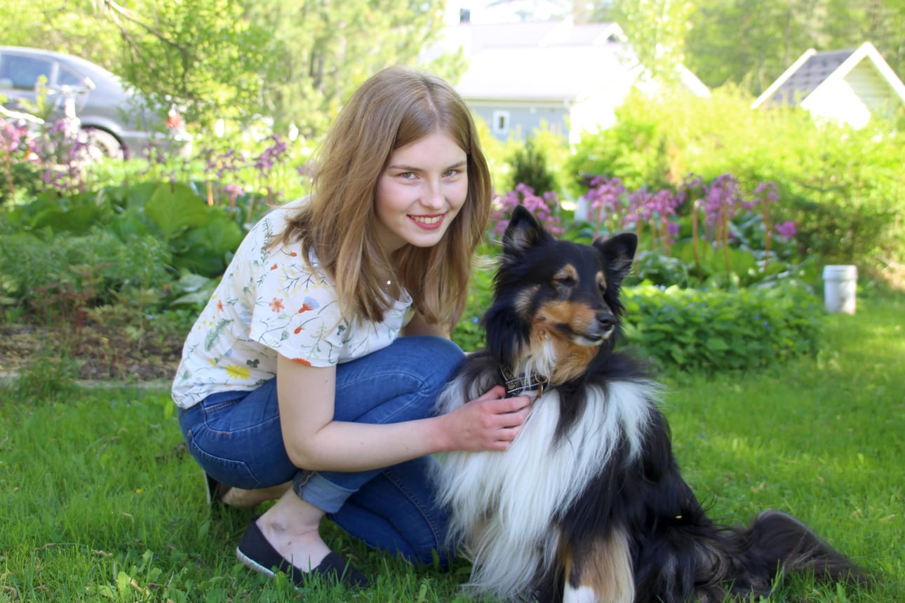 6-vuotiaalla Aksulla on tärkeä rooli Veera Hiljasen henkisenä valmentaja opintojen aikana. Kesällä kaksikko kuitenkin nauttii ulkoilusta ja auringosta.