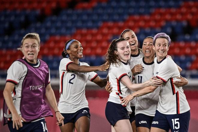 Yhdysvaltojen Megan Rapinoe (oik.) tuuletti joukkuekavereineen voittoa. Kuva: Lehtikuva/Jeff Pachoud