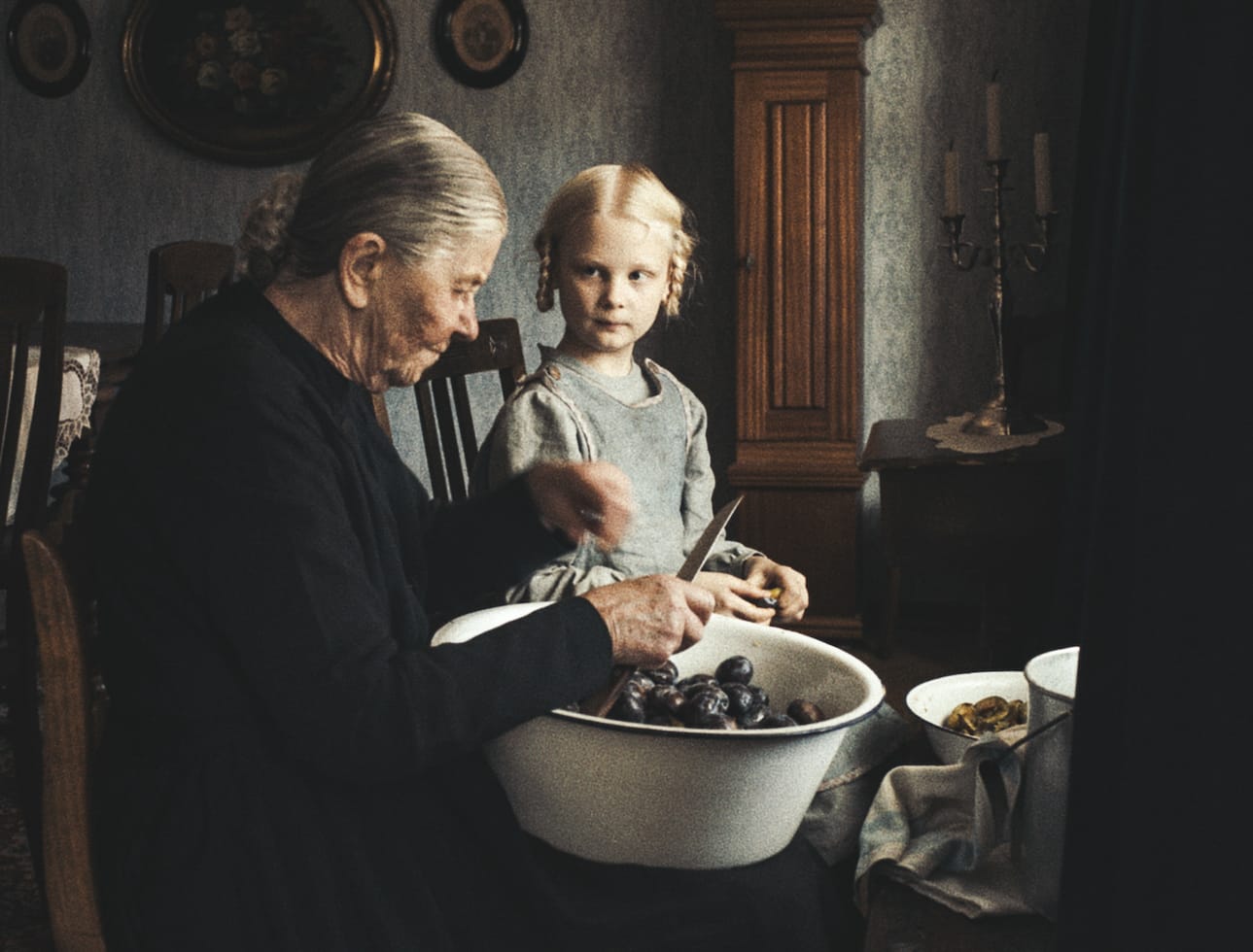 Sukupolvet kohtaavat väkevässä Putoamisen ääni -elokuvassa. Isomummi Frieda (Liane Düsterhöft) edustaa mennyttä, pikku Alma (Hanna Heckt) tulevaa.
