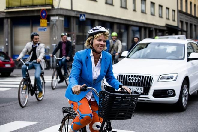 Rkp:n eduskuntaryhmän kesäkokouksen tiedotustilaisuus ravintola Sandrossa Kalliossa. Kansanedustajat pyöräilivät ravintolaan puolueen puheenjohtaja Anna-Maja Henrikssonin johdolla.