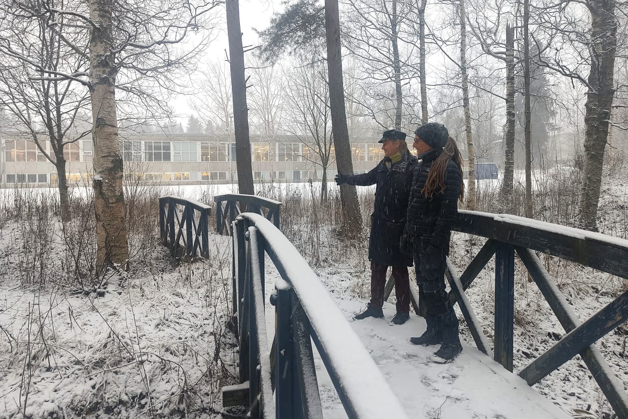 Veli Körkkö ja Sami Halkola seisovat koulun takapihalla. Uusi piha-alue ulotttuisi koululta jalkapallokentän yli aina metsikön ja autotien rajalle saakka. Tämä koko alue kuuluu Hietalahden koulun tonttiin, joten mitään asemakaavamuutoksia ei tarvittaisi.