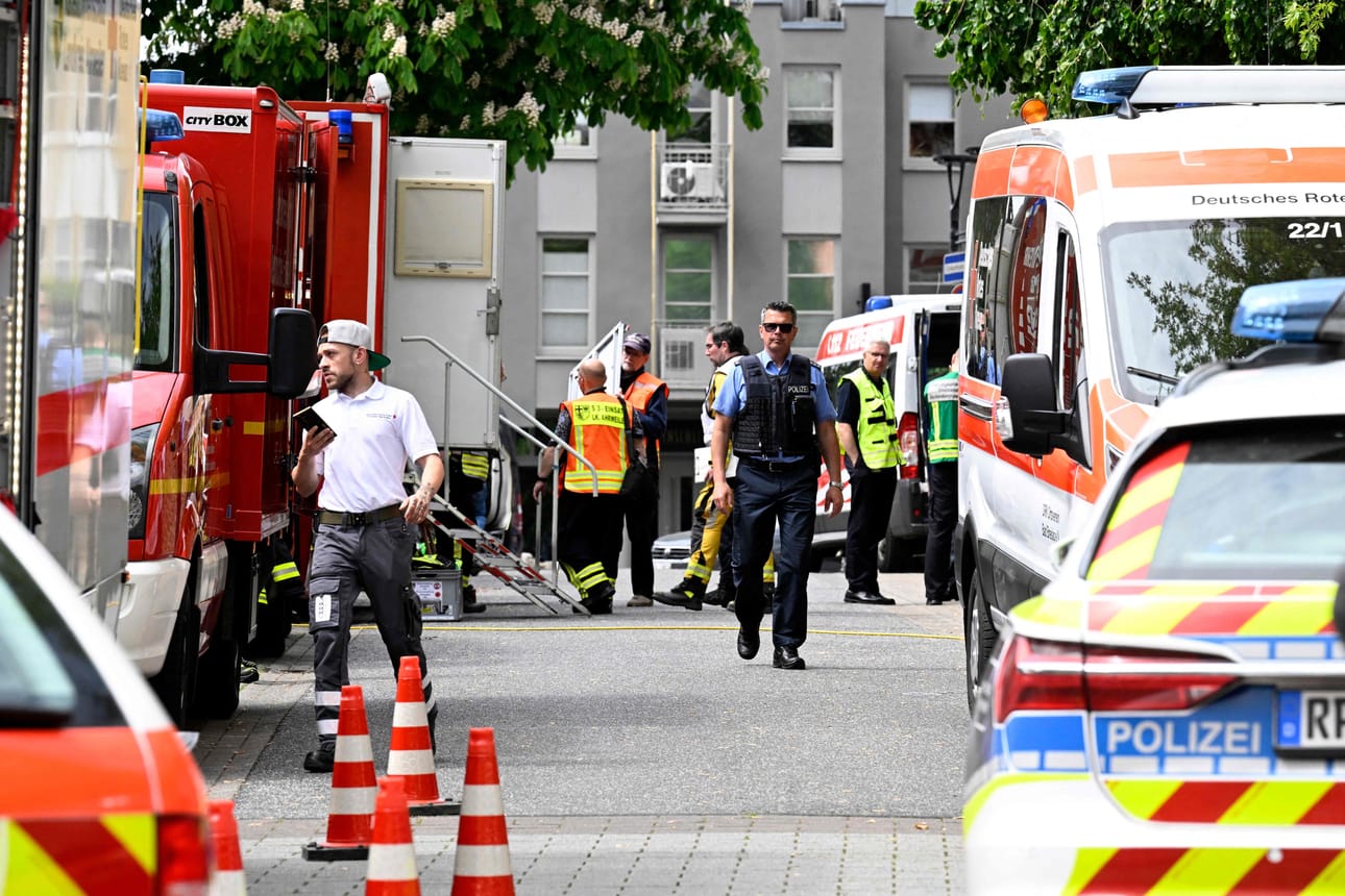 Poliisi ja pelastushenkilökunta työskentelivät pankin edustalla.