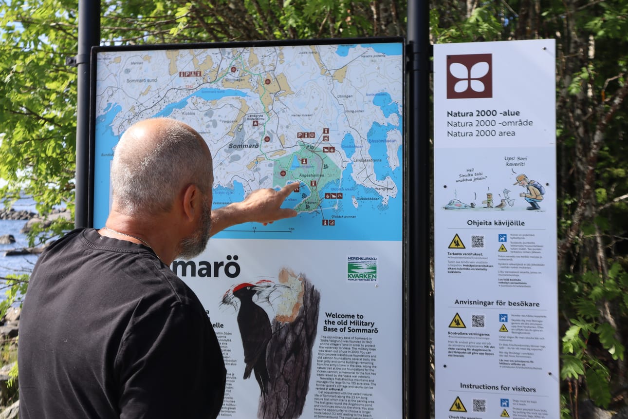 "Sommarössä on sisäjärvi, laituri, tykkialustoja ja kivaa kalliomaastoa. Alueelta löytyy paljon pienempiä reittejä. Kyllä täällä muutama tunti menee, jos on hyvä keli.", Timo Lumme kertoo.