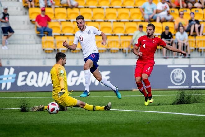 Englannin Ben Brereton laukoi 1–2-maalin tylysti ohi Turkin maalivahti Ataberk Dadakdenizin. KUVA: JAAKKO ELENIUS