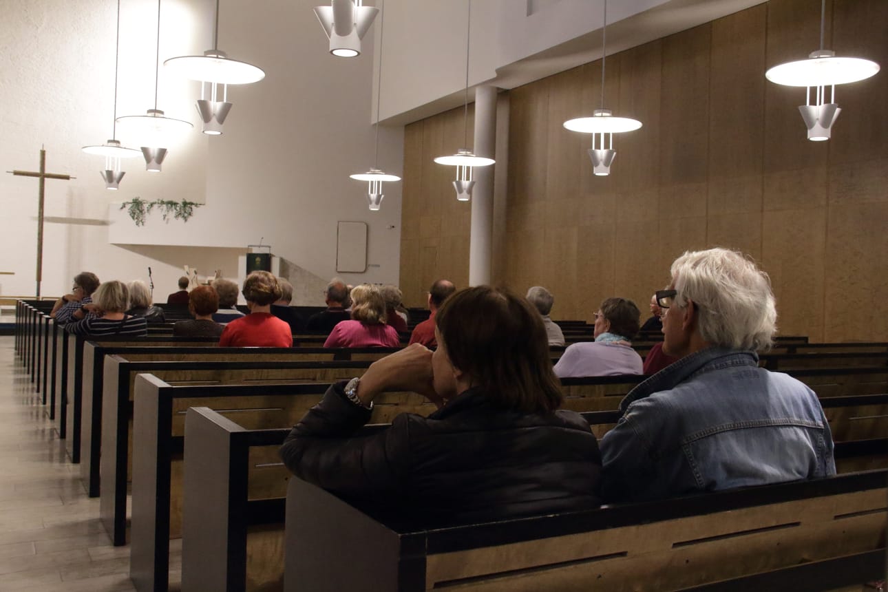 Kirkossa kuultiin musiikkia, psalmien sanomaa, runoja sekä myöhäisillalla vielä vesper.