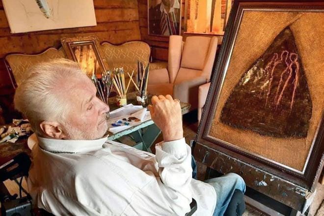 Voltissa Alahärmässä asuva Juhani Palmu ei ole maalannut viime kevään jälkeen terveysongelmiensa vuoksi. – Syynä on se, että olen vasuri, eikä vasen puoleni oikein tahdo pelata. Kunto ei ole nyt muutenkaan hyvä, taiteilija kertoo. Keväällä aloitettu teos on yhä keskeneräinen. ARKISTOKUVA: MAARIT JAKOBSSON