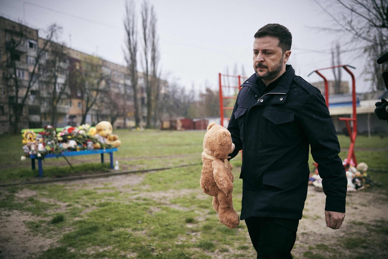 Ukrainan presidentin Volodymyr Zelenskyin kautta on jatkettu, koska sodan vuoksi vaaleja ei ole voitu järjestää. Zelenskyi vieraili 11. huhtikuuta kotikaupungissaan Kryvyi Rihissä, jossa ohjusisku tappoi useita ihmisiä kuun alussa.