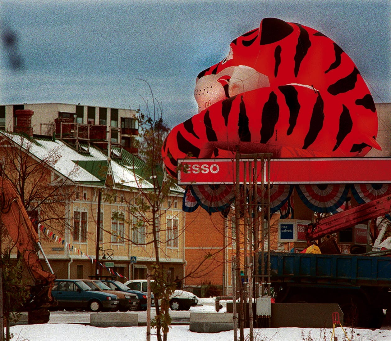 Esson huoltoasema on kuvattu Vaasassa vuonna 1997 eikä liity Raivion kokemaan tapaukseen.
