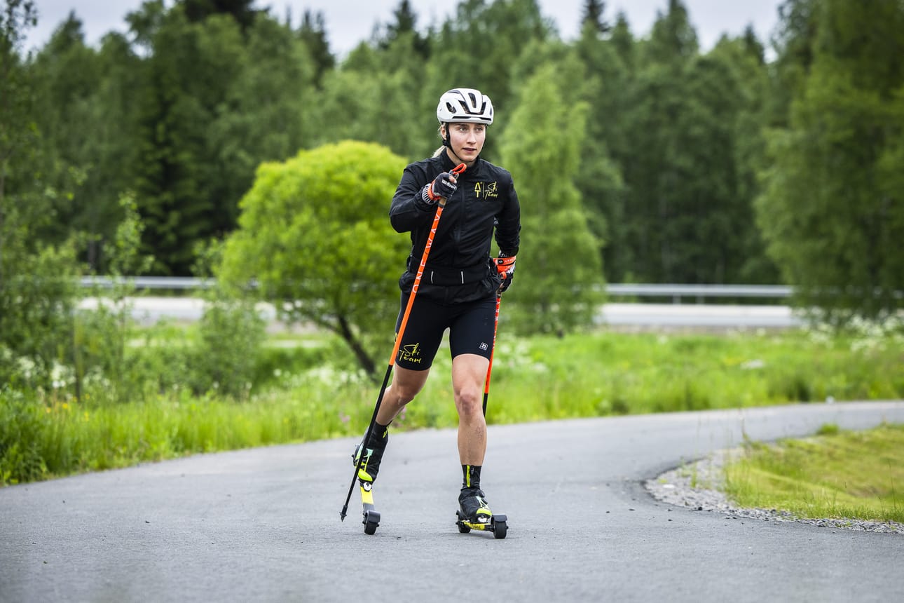 – Yleensä olen itse analysoinut ja kertonut valmentajalle sekä datan että oman tunteen perusteella, mikä on kropan tila ottaa vastaan treeniä, AT Ski Teamin hiihtäjä Emmi Lämsä toteaa.