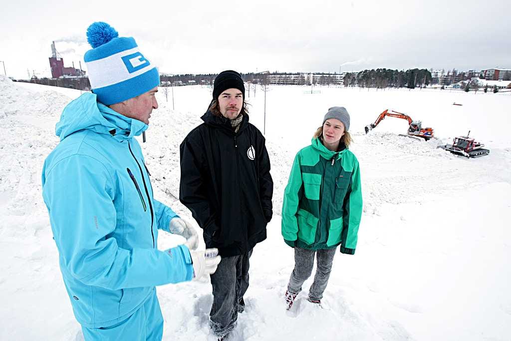 Ex-kumparelaskija Mikko Ronkainen sekä lumilautailijat Petri Marttinen ja Juho Haapalainen seurasivat perjantaina keskipäivästä Heinäpään Big Air -hyppyreiden valmistumista.