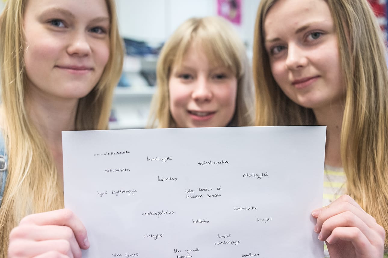 Heidi Kokkila, Siiri Janhunen ja Helinä Halonen listasivat Nilon koulun työelämä-päivässä paperille asioita, joita ajattelevat työnantajan odottavan työntekijältä.