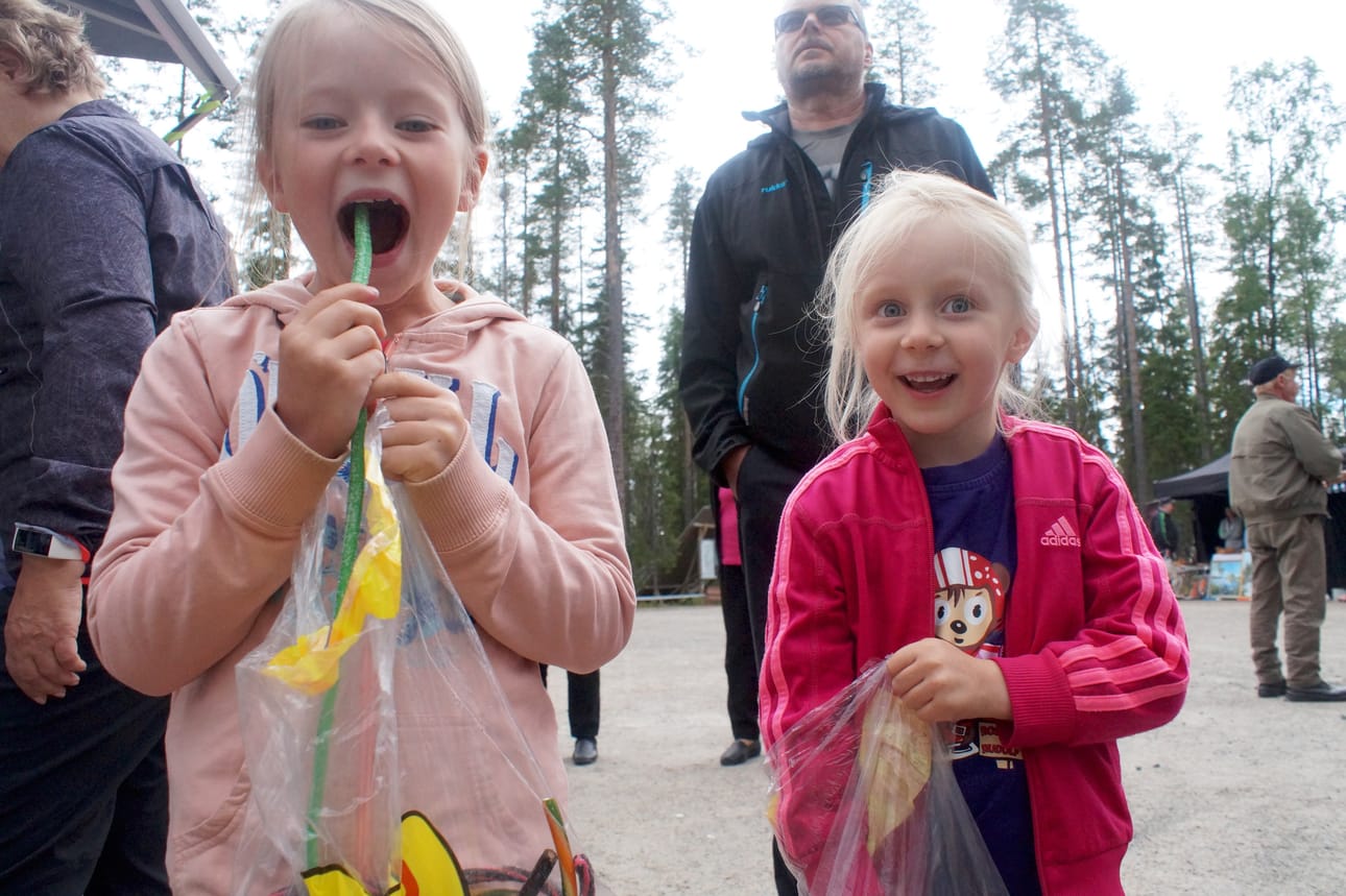 Lakritsi oli Anni ja Henna Järvenpään mielestä lähes parasta kotikylän Erämaan markkinoilla.