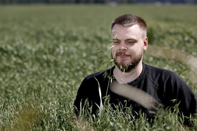 Maaseutupäällikkö Olli Harju löysi Ilmajoen Alajoella sijainneesta kaurapellosta hukkakauraa, joka on varreltaan pidempi ja harvempi kuin tavallinen kaura. KUVA: KARI LÖFHJELM
