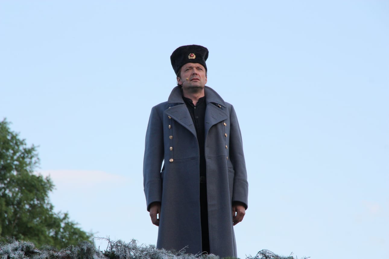 Jyrki Anttila Dolmatovskin roolissa oopperassa Taipaleenjoki Ilmajoen Musiikkijuhlilla 2011.
