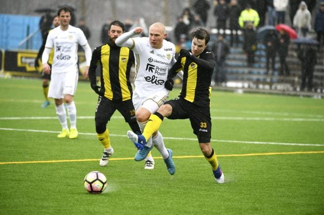 SJK:n Johannes Laaksonen ja Hongan Duarte Tammilehto kamppailivat pallosta cupin välierässä. Kuva Martti Kainulainen