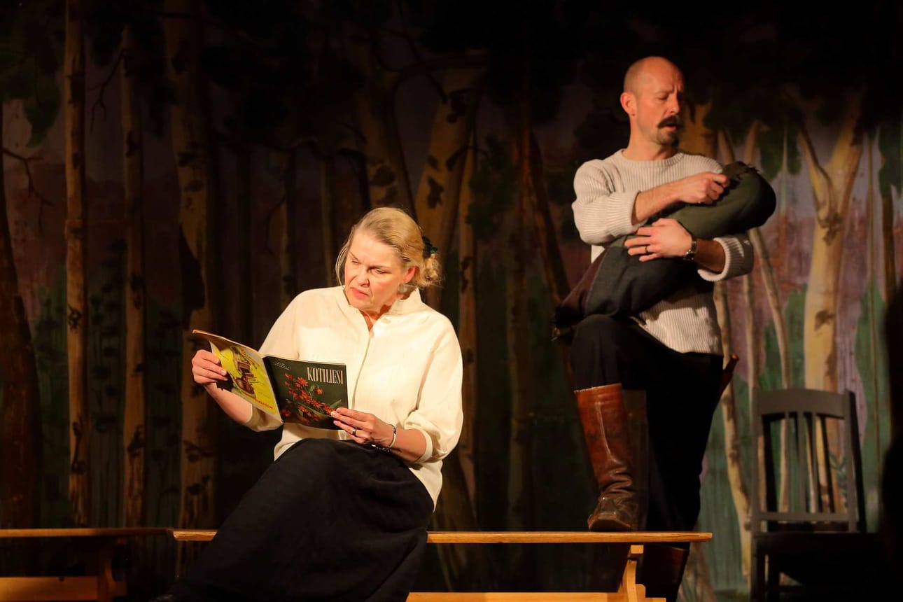 Elämää Aronahossa. Poika on syntynyt. Impi (Päivi Tuomainen) ja Antti (Topi Ilvesluoto).