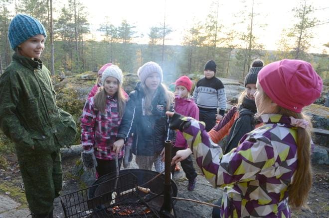 Tikkupullia paistaessa oli mukava jutustella kaikenlaista. KUVAT: ELLA NURMI