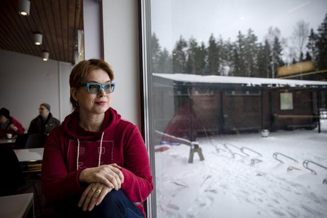 Sari Mikkonen ei ole julkaissut kymmeneen vuoteen. Tänä aikana hän on kirjoittanut romaania ja tarjonnut novellikokoelman käsikirjoitusta usealle eri kustantajalle. Hän on myös muokannut ja tarjonnut joitain novellejaan eri julkaisukanavia varten: jatkotarinaksi lehtiin, kuunnelmaideaksi ja yksittäiseksi tv-draamaksi. KUVA: Joel Maisalmi