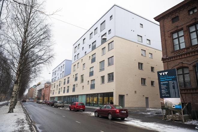 Vaasan keskustaan on rakennettu viime vuosina paljon uusia kerrostaloja kuten tämä Kirkkopuistikolla sijaitseva talo. KUVA: JARNO PELLINEN