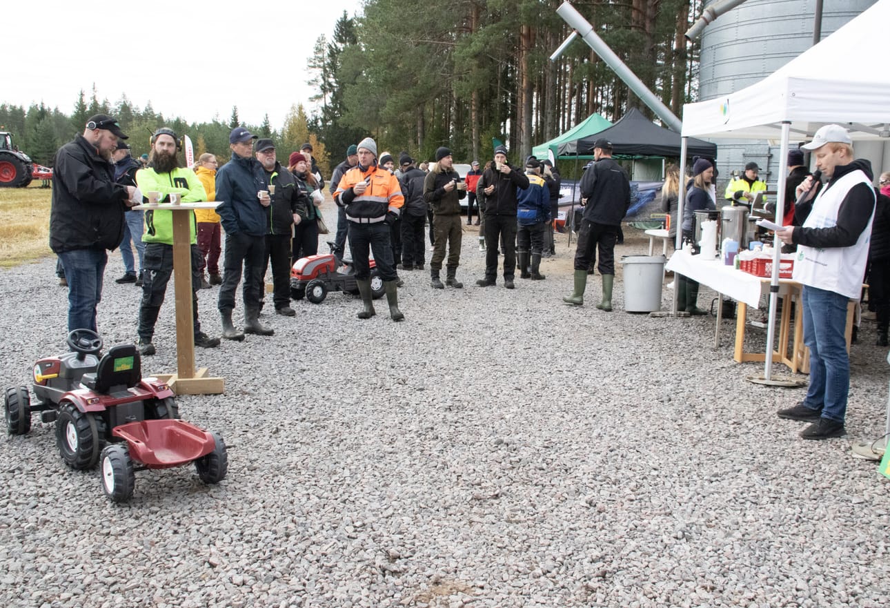 MTK-Rannikon puheenjohtaja Sauli Joensuu kertoi tapahtuman aluksi paikalla olleille ajankohtaisia kuulumisia ja kiitteli kaikkia tapahtuman järjestelyihin osallistuneita. Tällä kertaa oltiin koolla Saarikoskella Antti Hautalan tilalla.