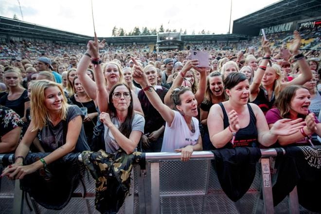 Seinäjoen jalkapallostadion oli ääriään myöten täynnä Sunrise Avenuen perjantaisella keikalla. KUVA: JAAKKO ELENIUS