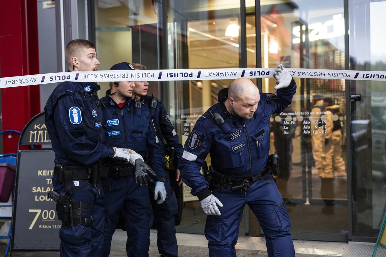 Paikalla oli runsaasti poliiseja.