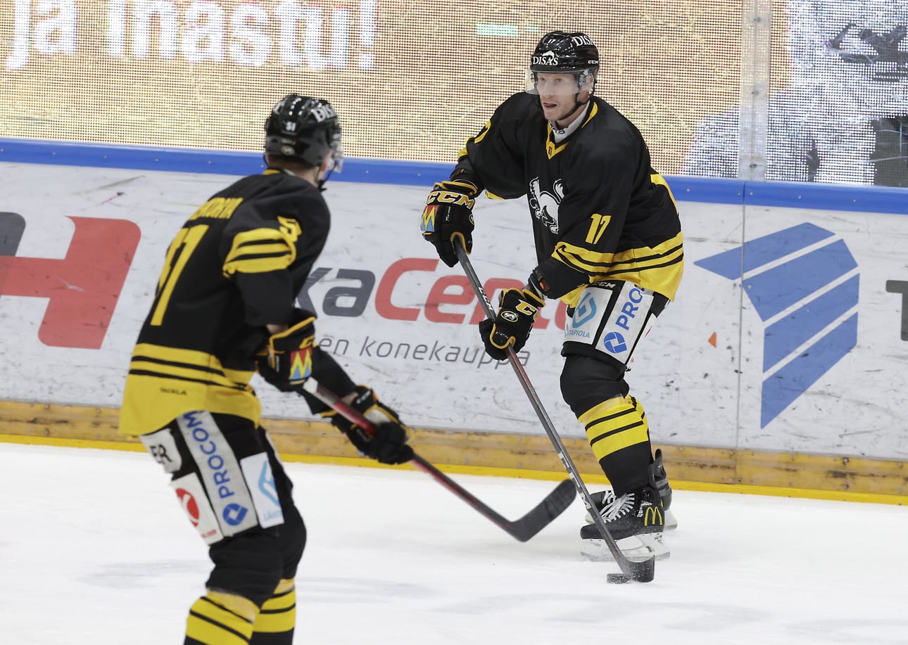 Nelikymppinen Mika Pyörälä juhli juhlaottelua maalilla.