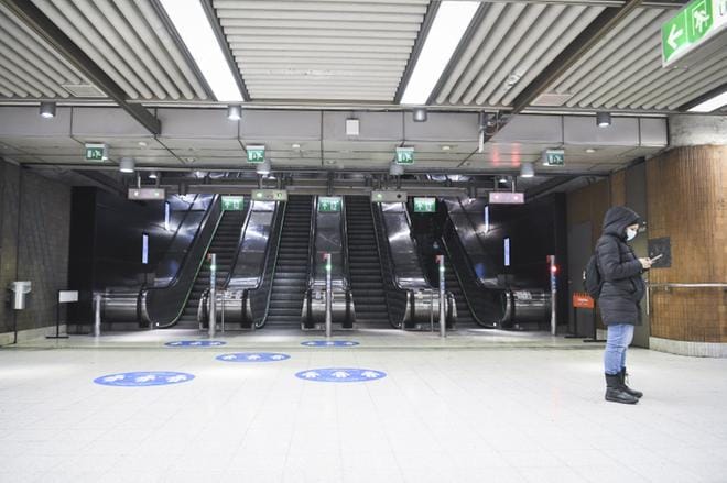 Koronavirusepideman vuoksi ihmiset ovat joutuneet opettelemaan kasvosuojaimen käyttöä myös silloin, kun matka taittuu julkisilla liikennevälineillä. KUVA: epa09067734