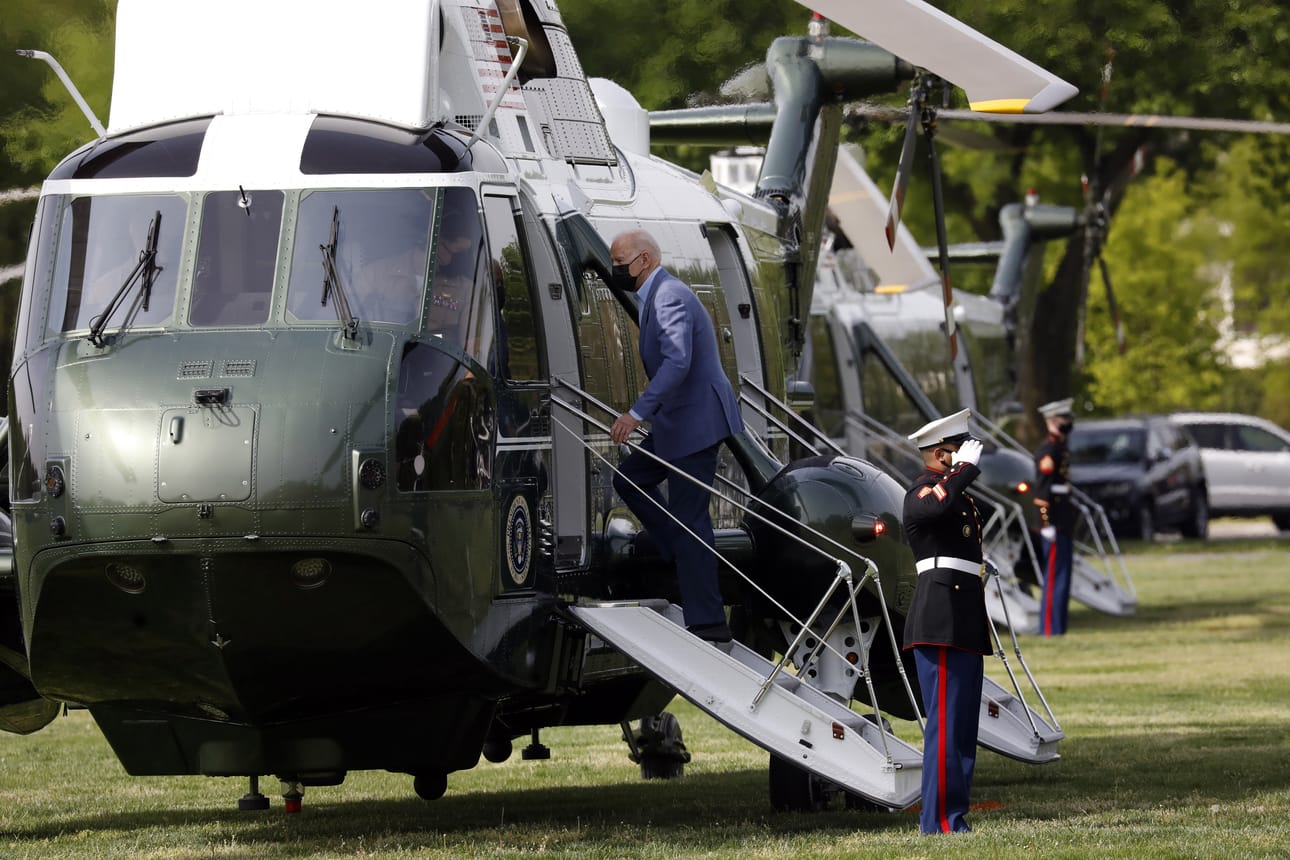 Presidentti Joe Biden kiipesi Valkoisen talon pihamaalla Marine One-helikopteriin, joka suuntasi Delawareen.