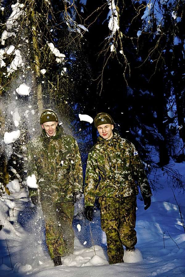 Tammikuussa Kainuun Prikaatissa varusmiespalveluksensa aloittanut Juho Junnila ei ole säikähtänyt armeijan kuria, uusia kuvioita eikä paukkupakkasia. Lääkintäalikersanttina Kajaanissa palveleva Lari Hotakainen pitää tärkeänä, että siviiliasiat ovat kunnossa ennen armeijaan lähtöä.