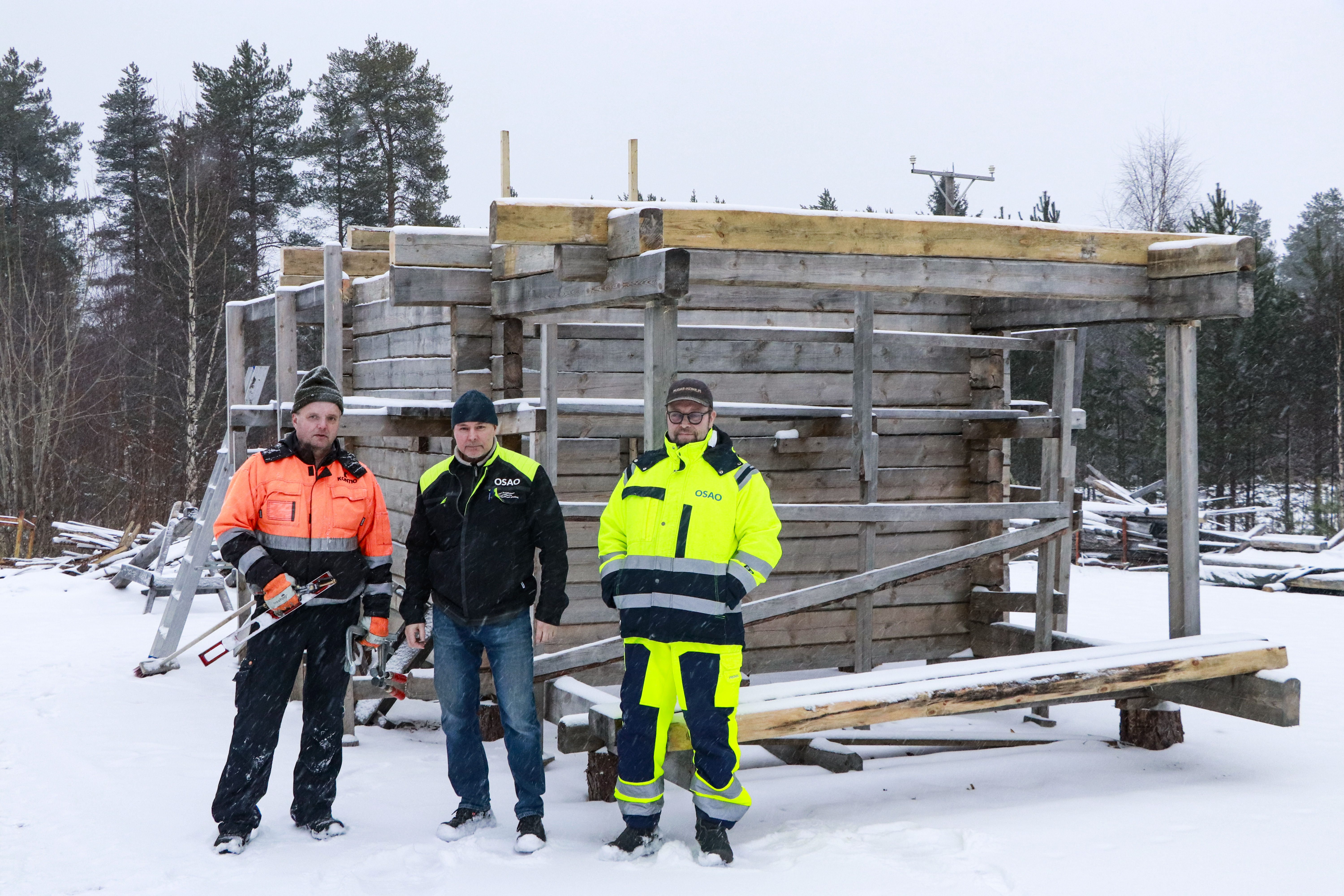 OSAO rakentaa asiakkaille – Pudasjärven hirsirakennuskoulutus kiinnostaa opiskelijoita