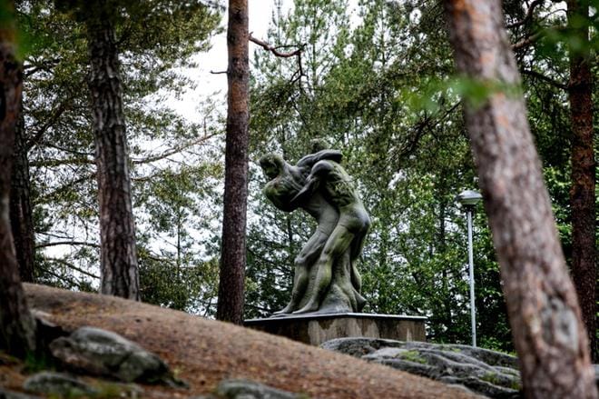 Valtakunnallinen painijapatsas seisoo ainakin vielä hetken Nurmon entisen kunnantalon takana pienellä mäellä. KUVA: JAAKKO ELENIUS