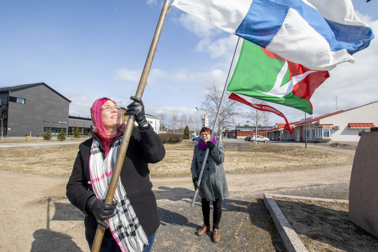 Heidi Haataja ja Pirjo Luukinen ottamassa varaslähdön vappujuhlintaan.