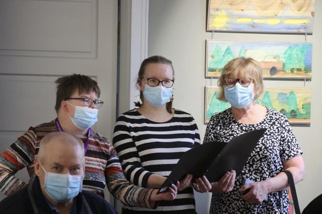Anne Södervik, Katja Valpas ja Maire Penninkangas lauloivat näyttelyn avajaisissa. Reijo Lepistö kuului säestäjien joukkoon. KUVA: JOHANNA KATAJA