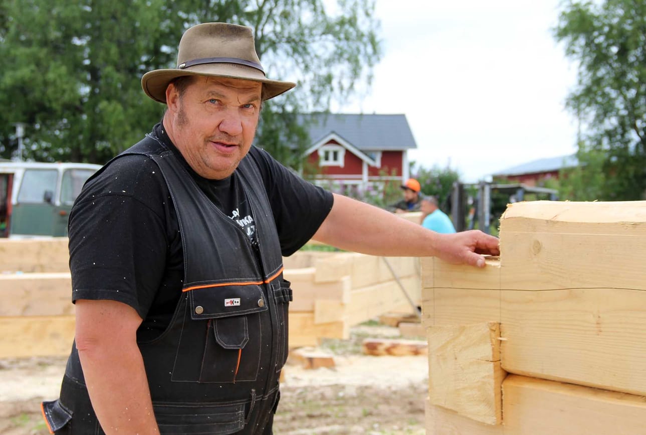 Veli-Matti Tuuttilan pihapiiristä löytyy jos jonkinlaista hirsirakennusta.