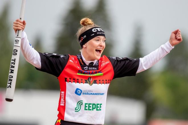 Mailajussien Sanni Syrjälä tuulettaa selvää voittoa Joensuun Mailasta. KUVA: ELENA MIKKILÄ