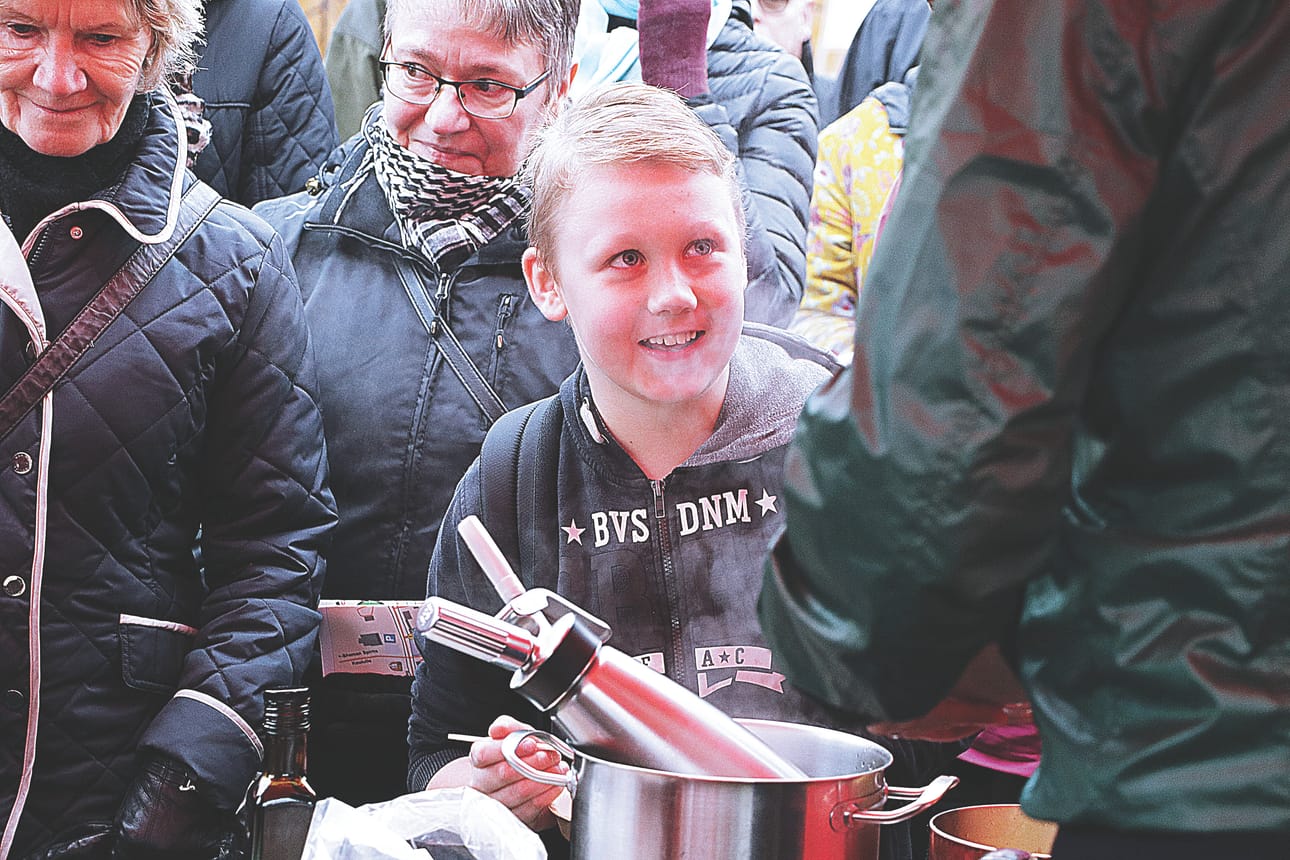 Keittiömestareiden kojulla oli tungosta.