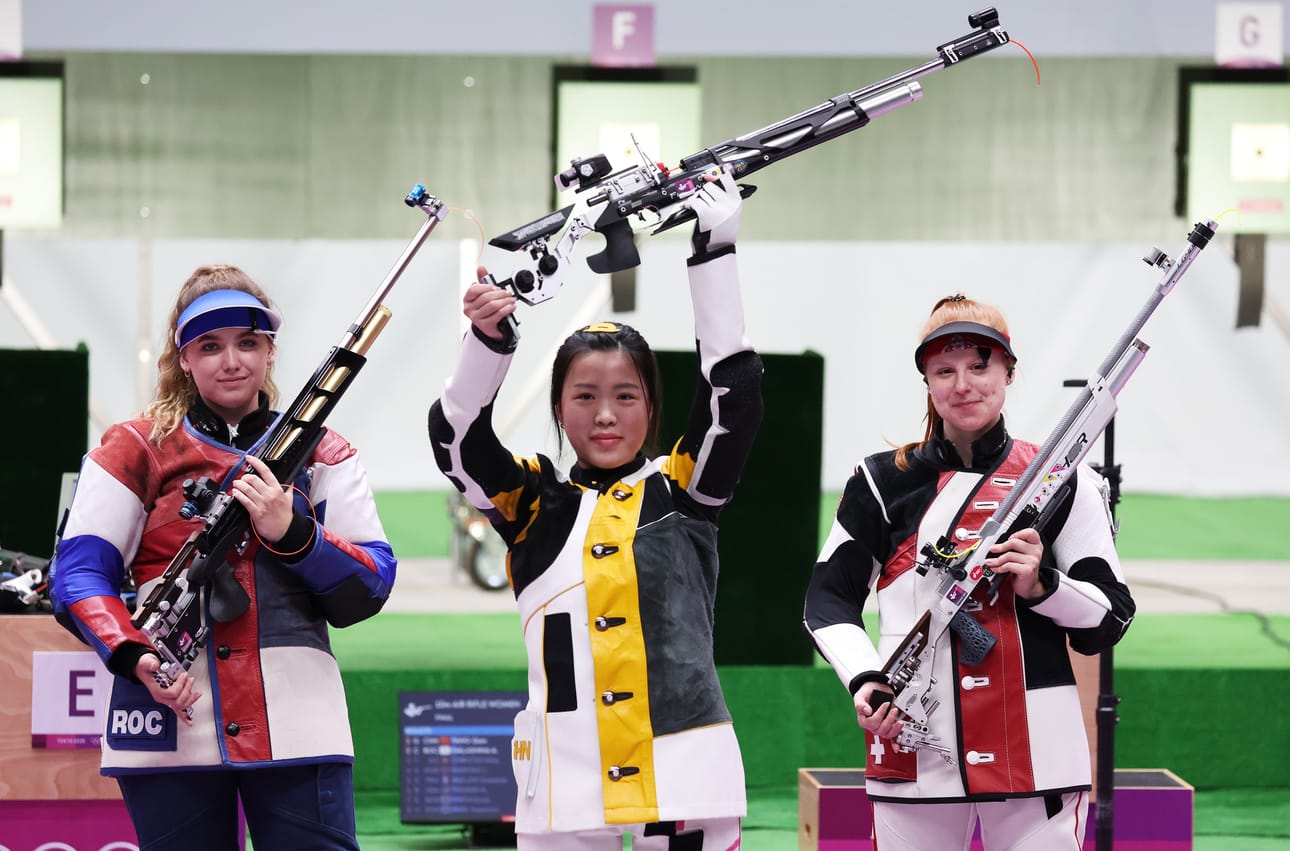 Kiinalainen Yang Qian juhli Tokion kisojen ensimmäistä olympiakultaa ennen Anastasia Galashinaa (vas.) ja Nina Christeniä.