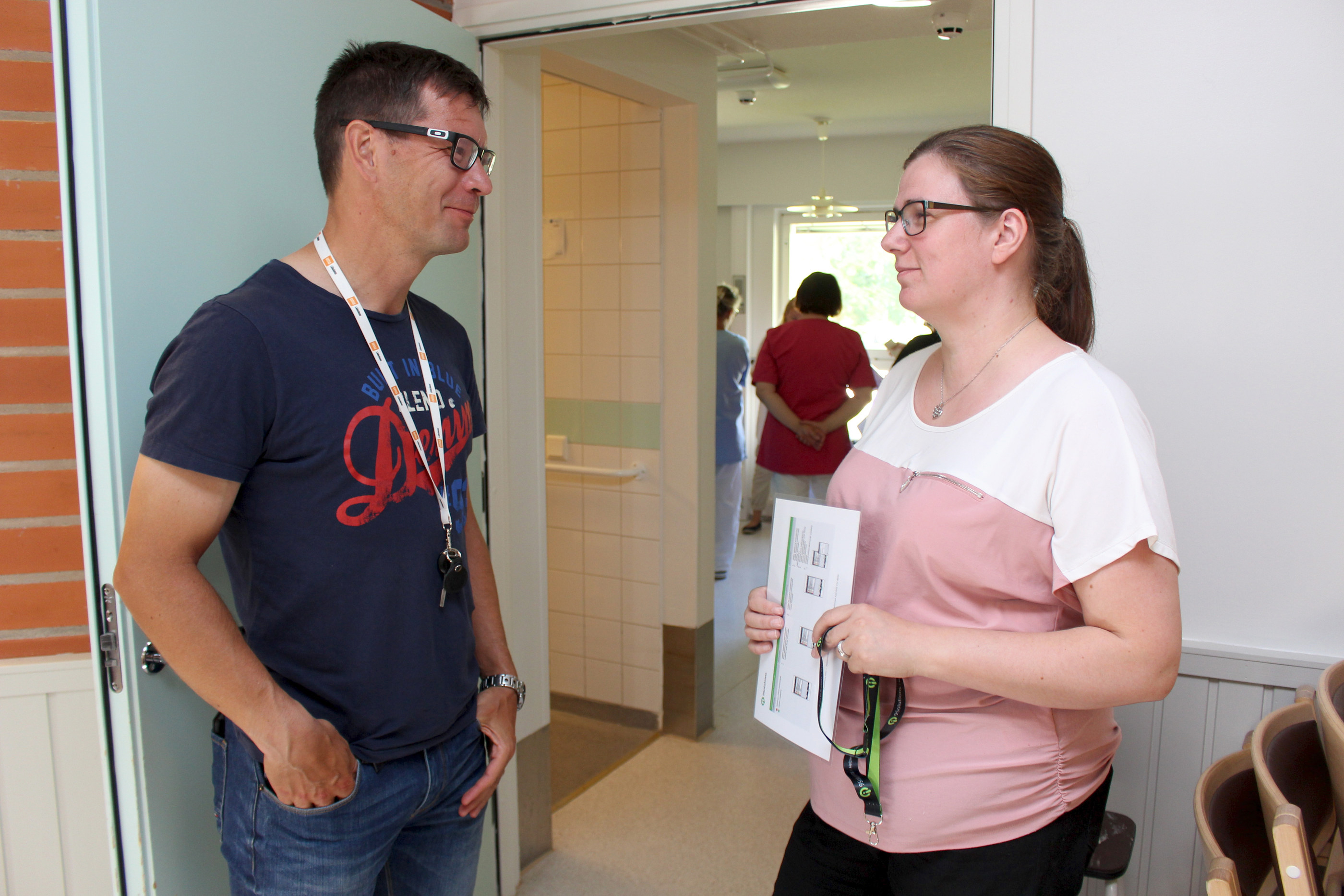 Mehiläinen Terveyspalvelut Oy:n palvelujohtaja Vesa Isoviita ja Siikalatvan vuodeosaston vastaavaksi hoitajaksi valittu Kiti Väliheikki päivittivät välillä kuulumisia muuton etenemisestä. Taustalla näkyvässä huoneessa oli käynnissä hoitajien hoitajakutsujärjestelmään perehdyttämiskoulutus.