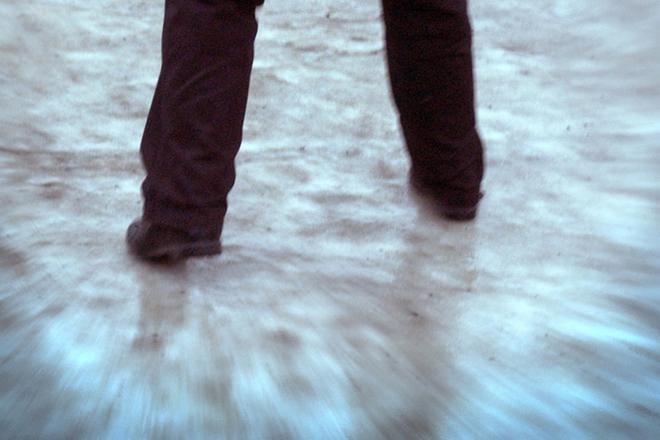 Jäinen maa ei ole vaarallinen vain ihmisille. Hevosellekin liukastumisella voi olla kohtalokkaat seuraukset. Kuvituskuva.