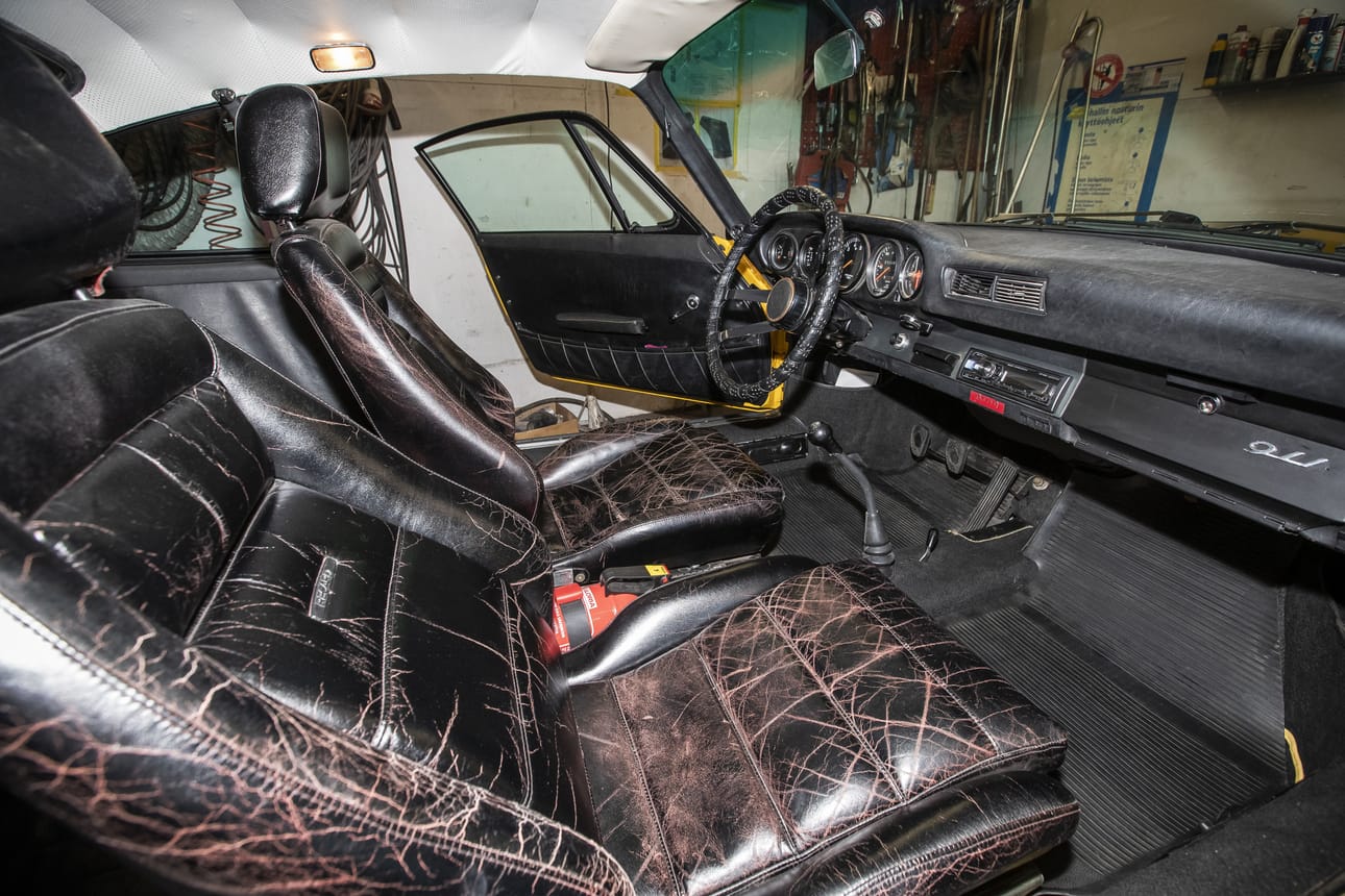 Auton sisus on nähnyt perusteellisen kasvojenkohotuksen. Istuimet ovat Recaro-merkkiset.