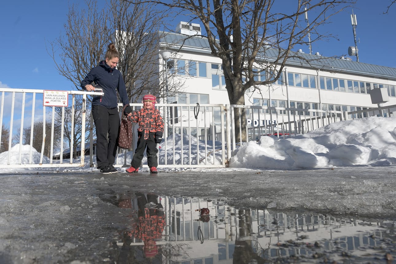 Aravatalon ryhmäperhepäiväkodin tilojen tilapäisyys näkyy ja tuntuu myös parkkipaikkojen puutteena. Pienten lasten kanssa liikkuminen autoon ja autosta pois Kitkantien vinoparkissa on vaarallista. Anna-kaisa Luukkonen haki Elea Luukkosen hoidosta torstaina.