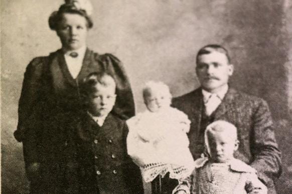 Kuvassa Lyydia, Valter, Väinö, Aleksi Ahopelto sekä edessä poika Einari Ahopelto. Kuvat Tuomo Puumalan kirjoittamasta kirjasta Lehtimäen Amerikan suomalaiset.