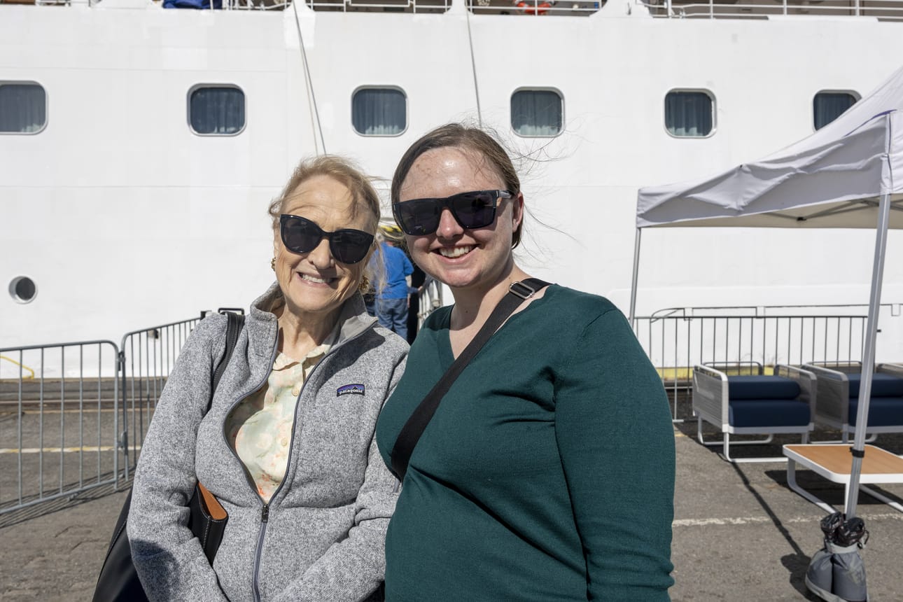 Julie Olson (vas.) ja Laura Hagen matkustivat Suomeen sukujuuriensa perässä.